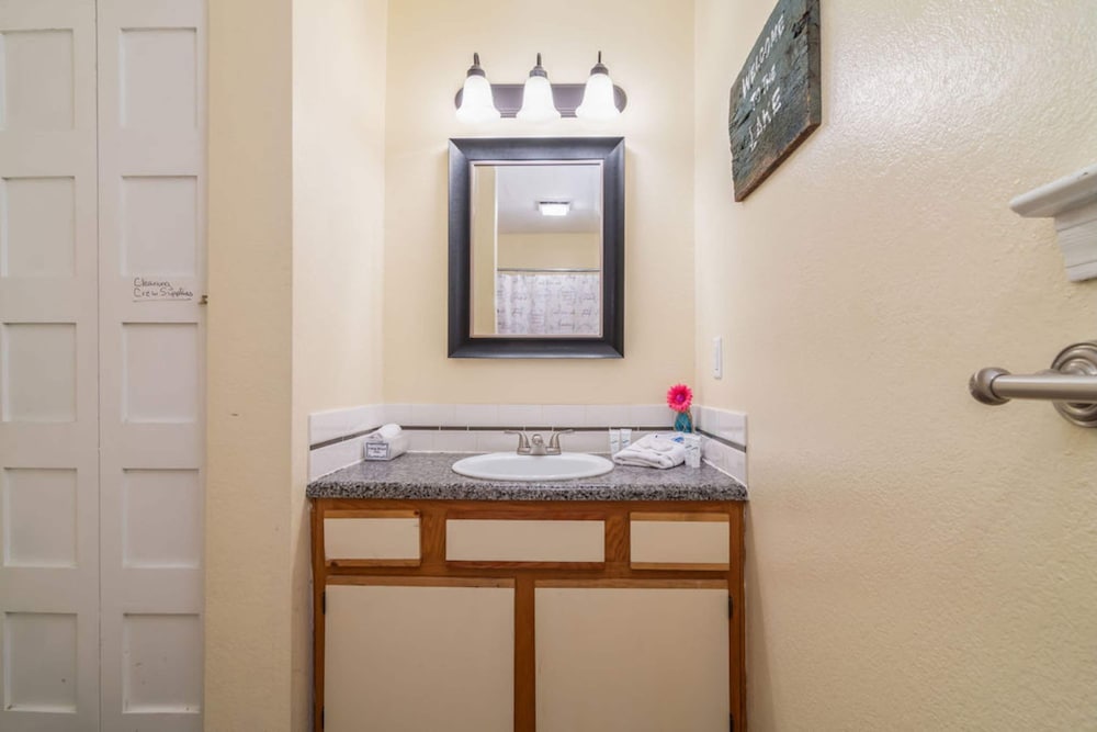 The Cozy Hideaway Stay for 6