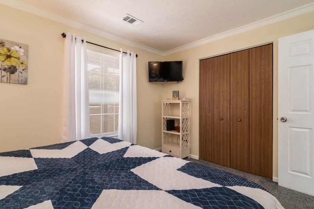 The Cozy Hideaway Stay for 6