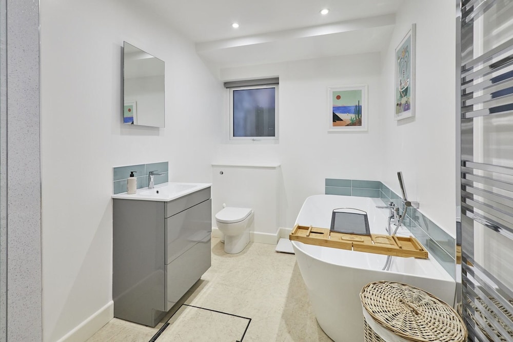 Host Stay Harrow Bothy