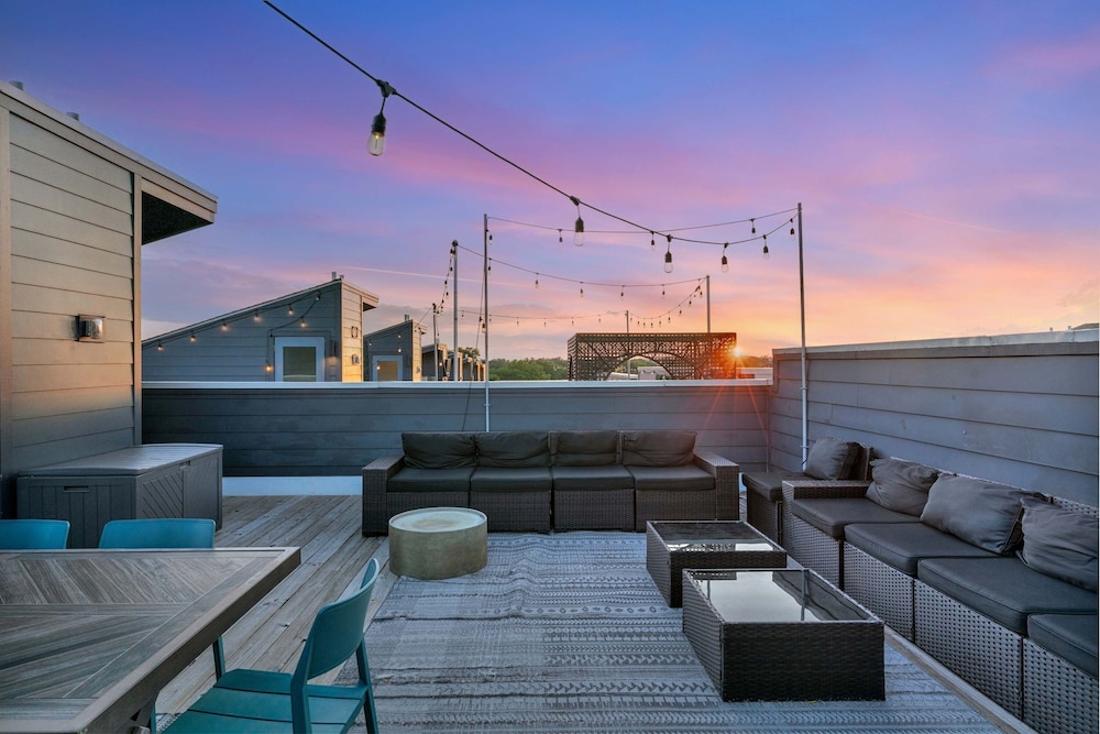 Rooftop Deck 2 Car Garage Near Downtown Nashville