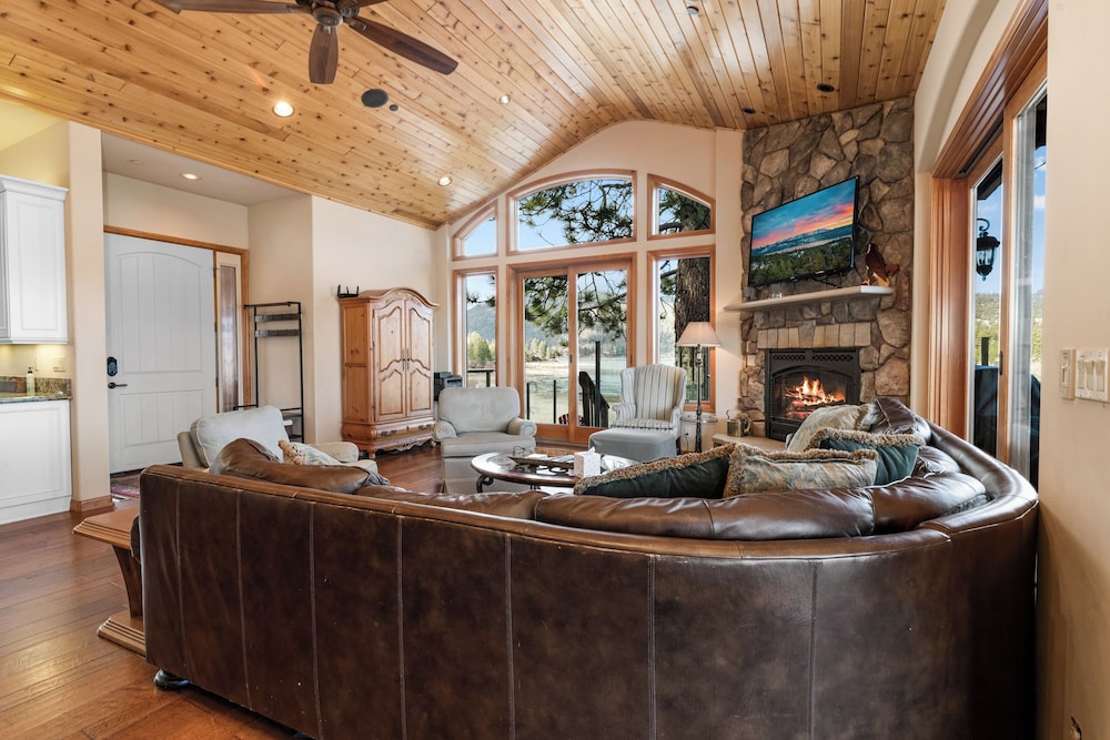 Boulder Cove Lakefront Estate