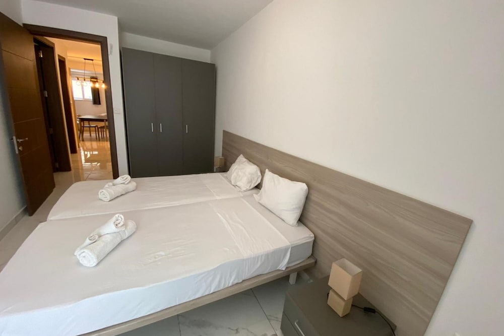 Modern Apart Heart Of Sliema V122 view 3