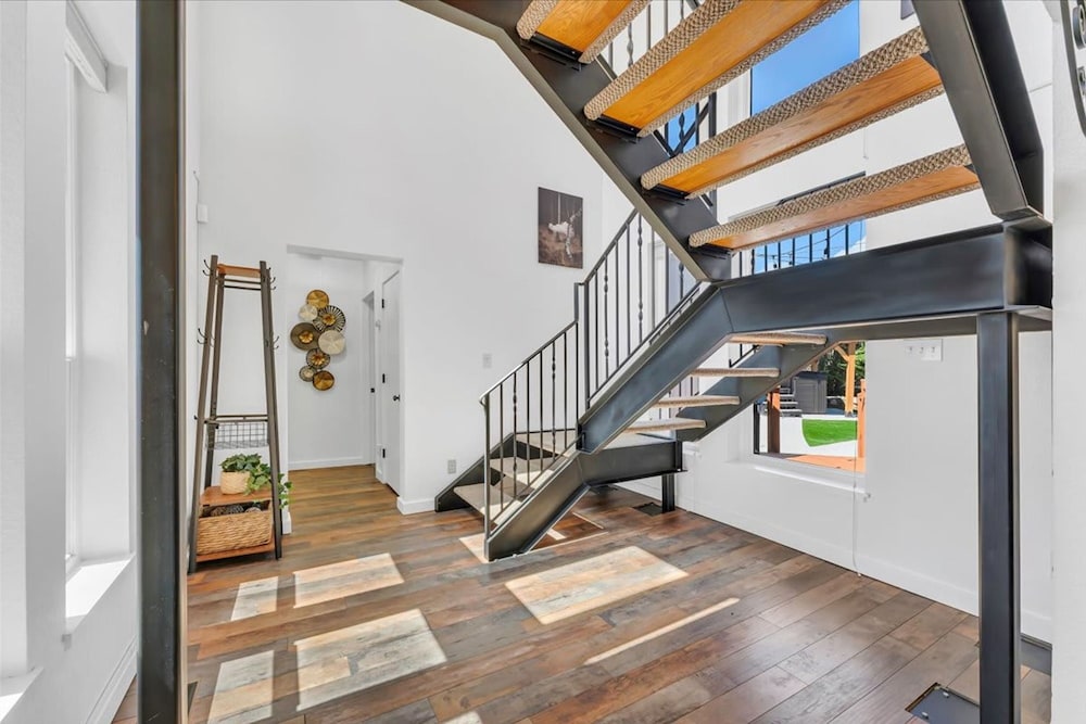 NEW Mountain View Retreat With Hot Tub and Mini Golf