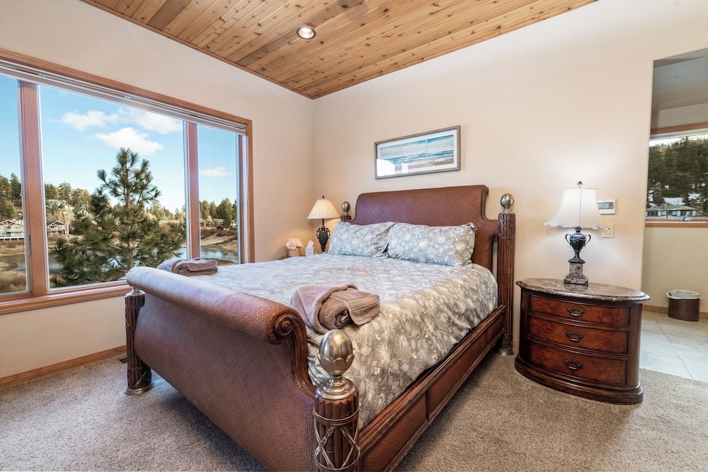 Boulder Cove Lakefront Estate