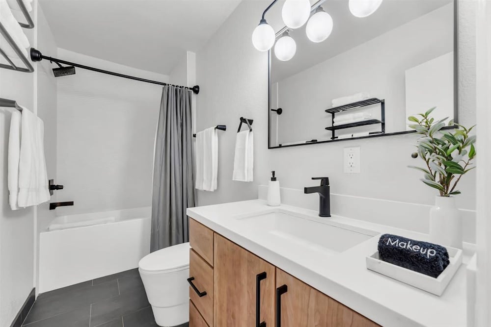 NEW Mountain View Retreat With Hot Tub and Mini Golf