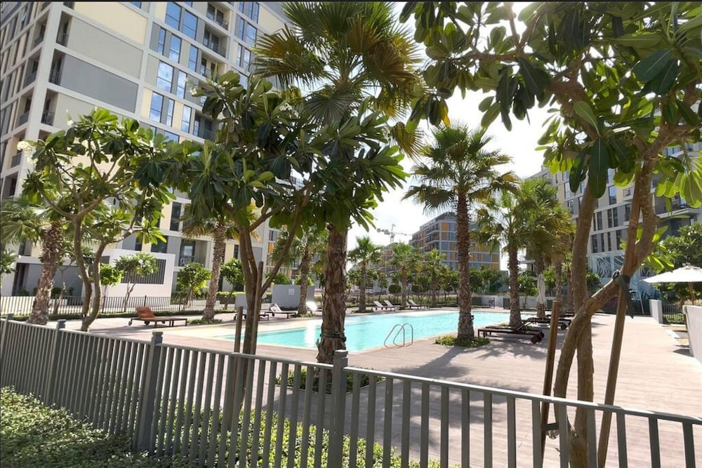 Elite LUX Holiday Homes - Modern 1BR Resort Amenities in Production City