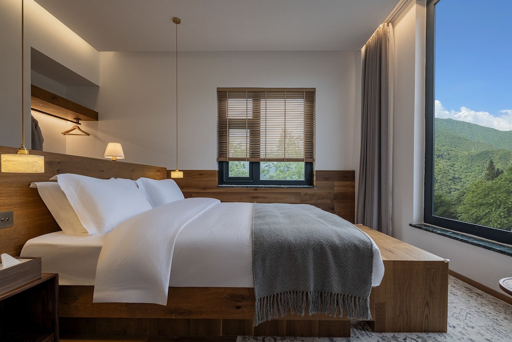 Yunfu Mid Hill Resort Hotel