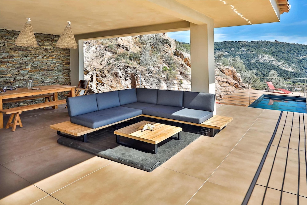 Luxurious Architect-designed Property Pool sea View