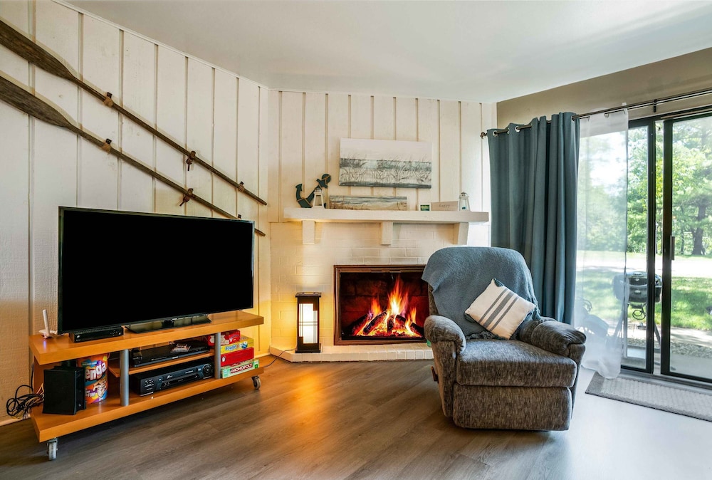 Cozy Condo at Interlaken! Stay & Play on Lake Como