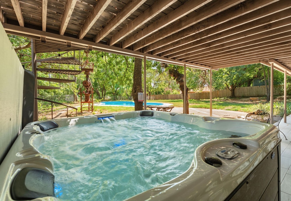 Spacious Family Home w Pool Hot Tub Large Yard