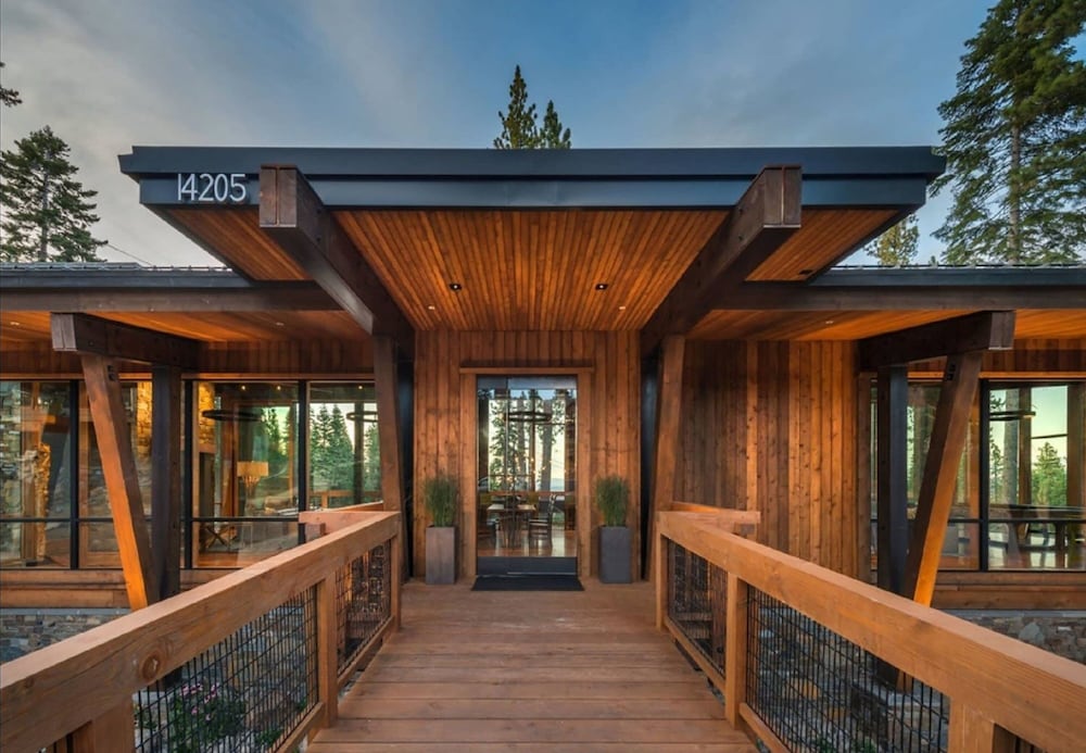 Modern Ski In Out Home Mid-mountain Northstar