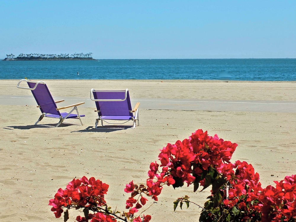 Belmont Shore Coastal Cottage - Cozy Home for 6 - 2 Blocks to Beach
