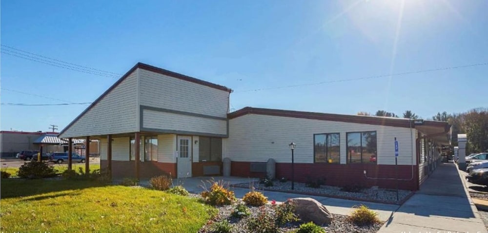 Coldwater Vacations - FairBridge Inn Express Battle Creek - Property Image 1