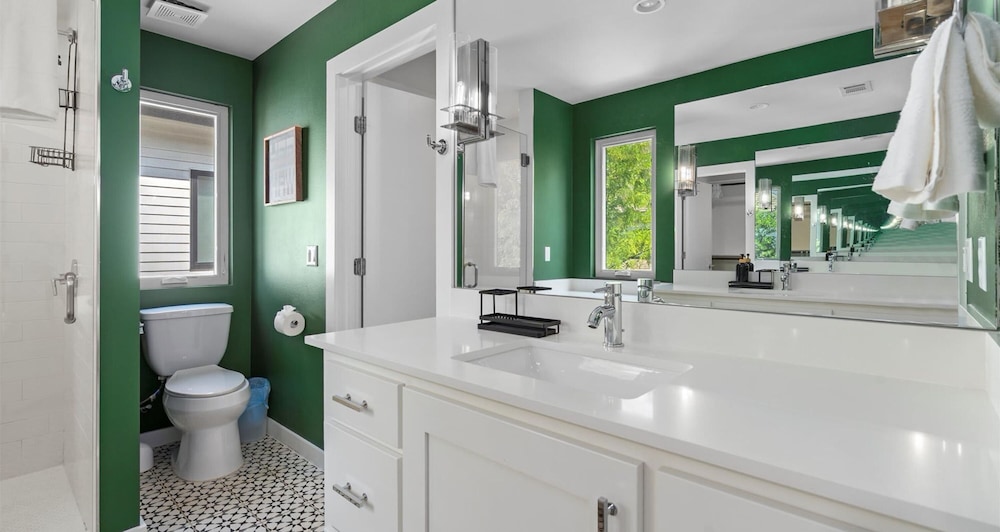 Spacious 5BR Austin Home With Backyard Fire Pit