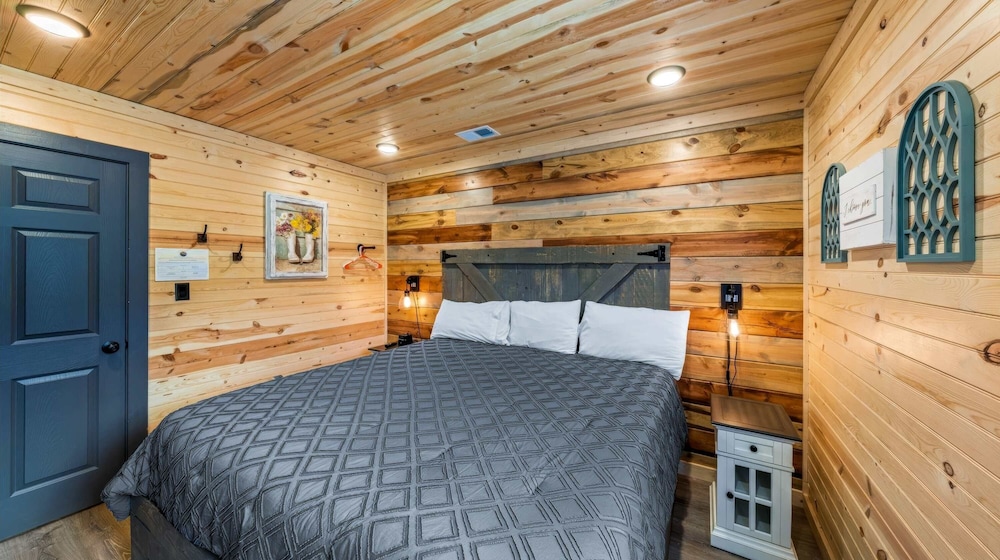Luxury Poolside Cabin in Sevierville
