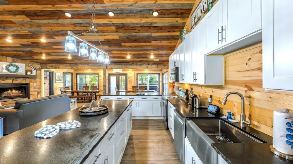 Luxury Poolside Cabin in Sevierville