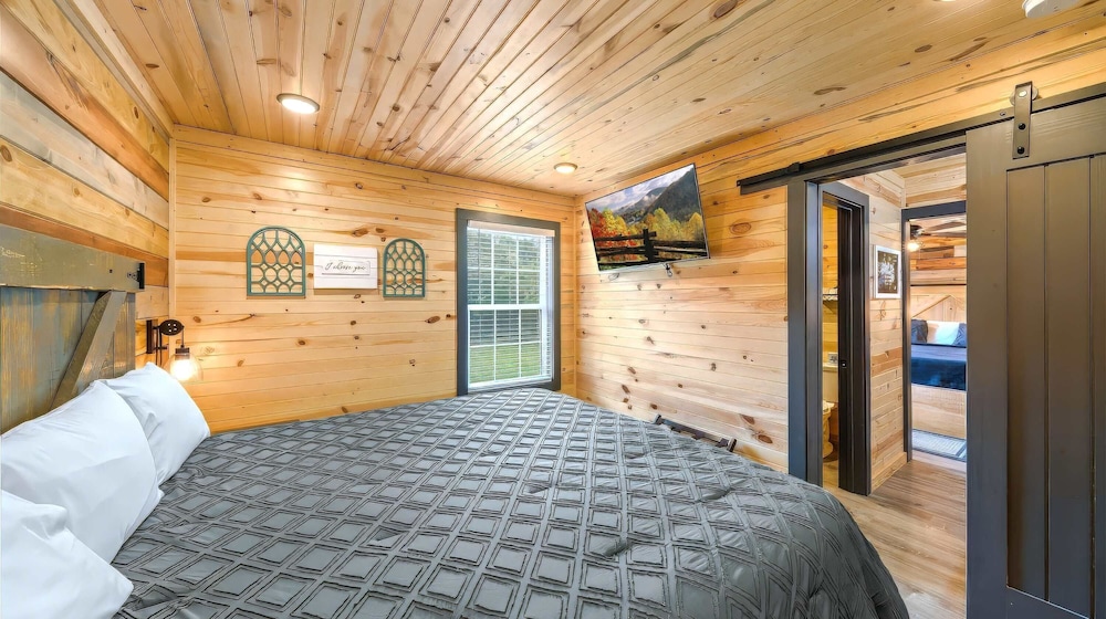 Luxury Poolside Cabin in Sevierville