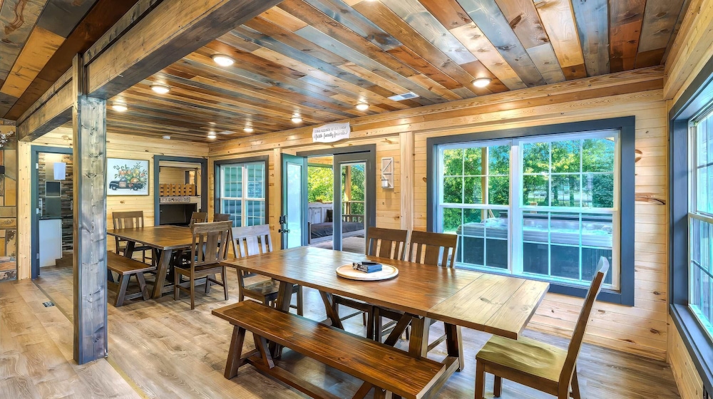 Luxury Poolside Cabin in Sevierville
