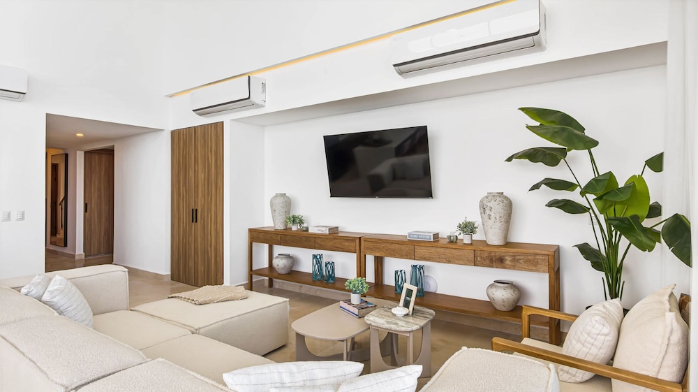 Beachfront Luxury 4BR Penthouse With Incredible Ocean Views
