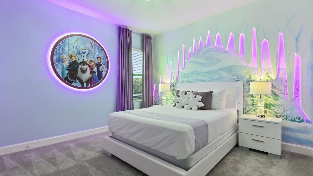 Lakeside Villa With Pool BBQ Cinema Games Room