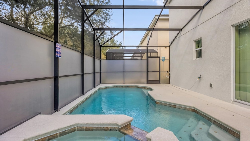 Upstay Spacious Villa w Pool Hot Tub Game Room