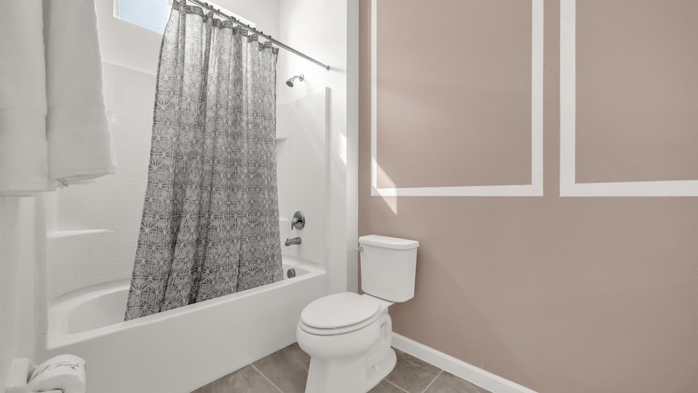 Upstay Spacious Villa w Pool Hot Tub Game Room