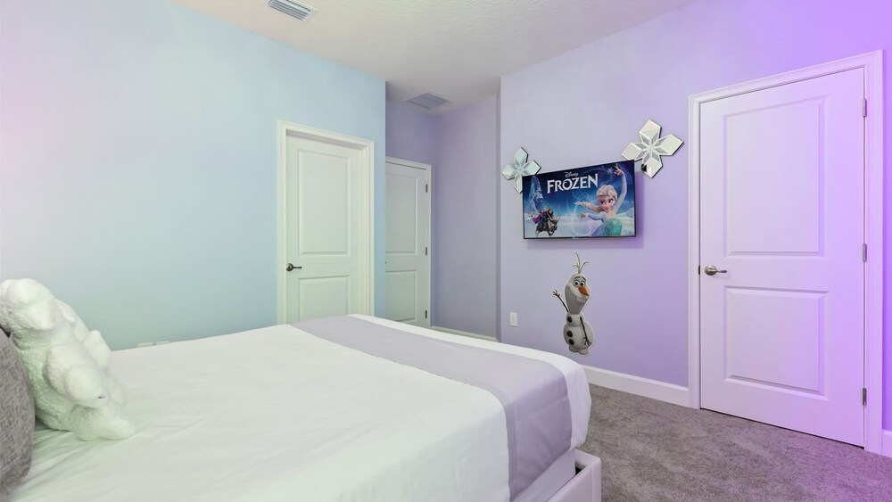 Lakeside Villa With Pool BBQ Cinema Games Room