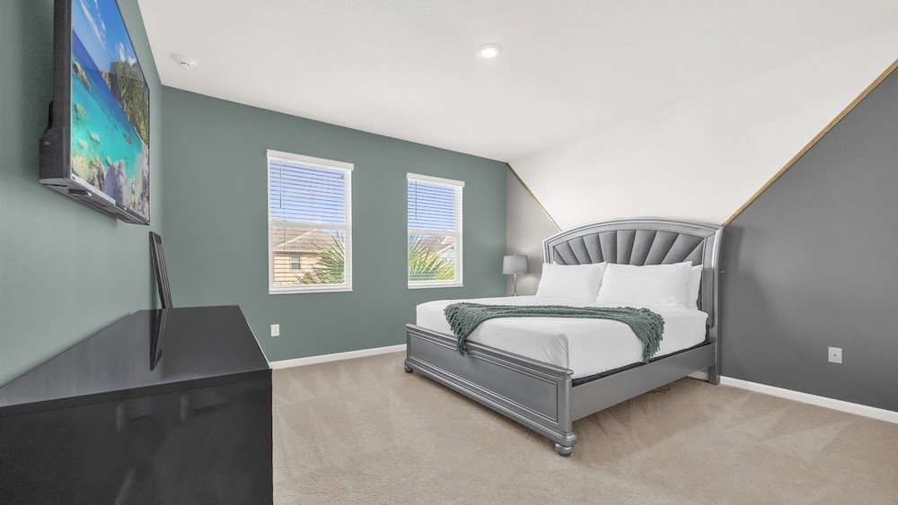 Upstay Spacious Villa w Pool Hot Tub Game Room