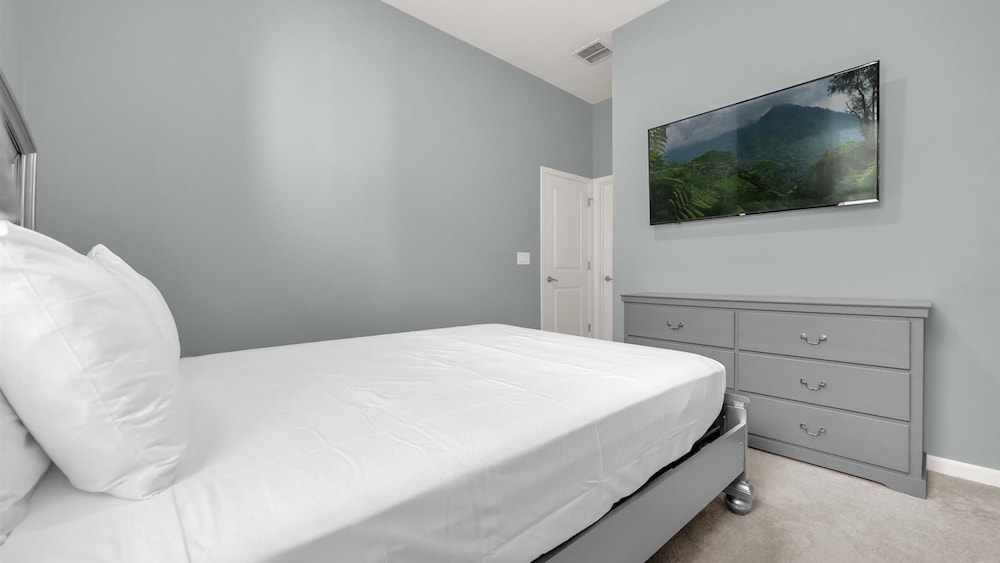 Upstay Spacious Villa w Pool Hot Tub Game Room