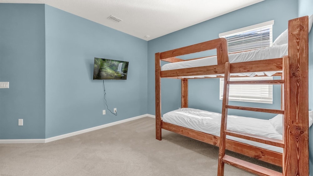 Upstay Spacious Villa w Pool Hot Tub Game Room