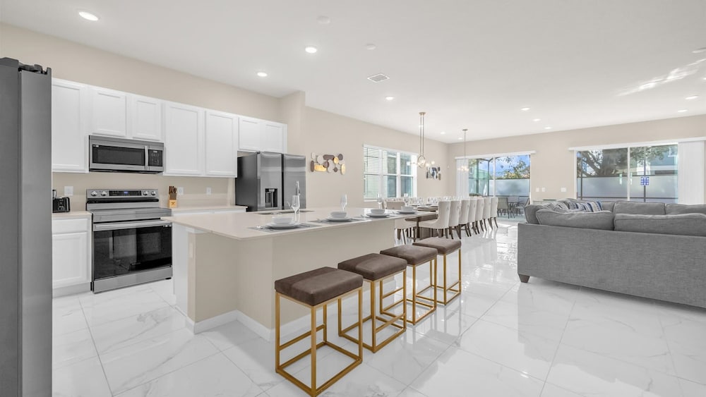Upstay Spacious Villa w Pool Hot Tub Game Room