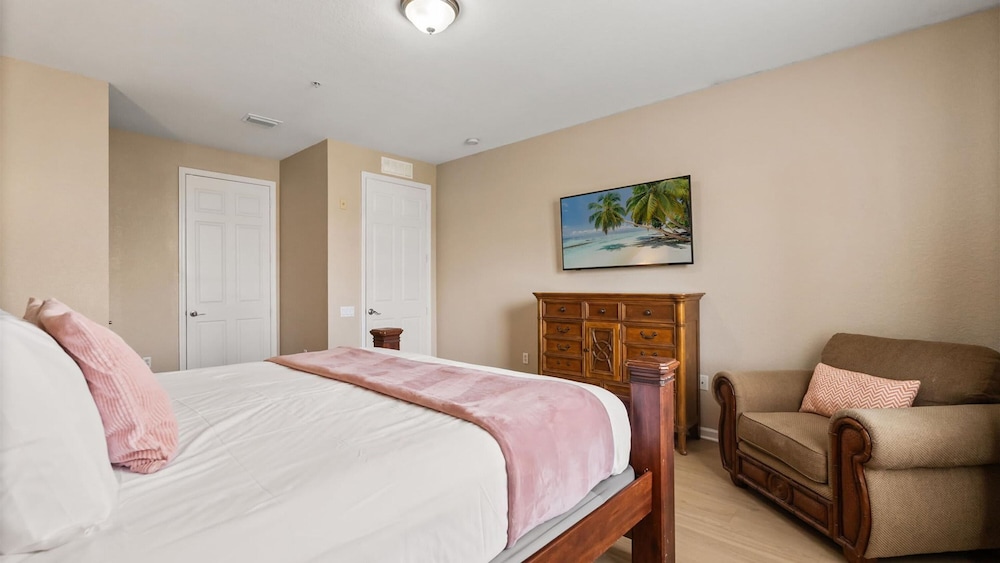 Upstay Spacious 3BR Home w Patio Vista Cay Resort