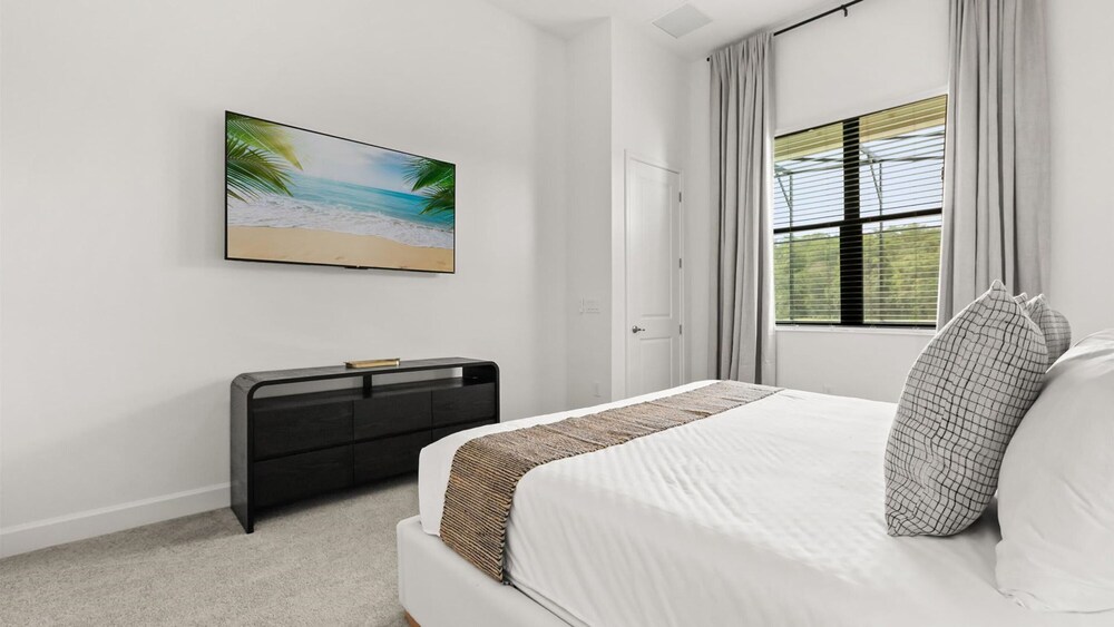 Lakeside Villa With Pool BBQ Cinema Games Room