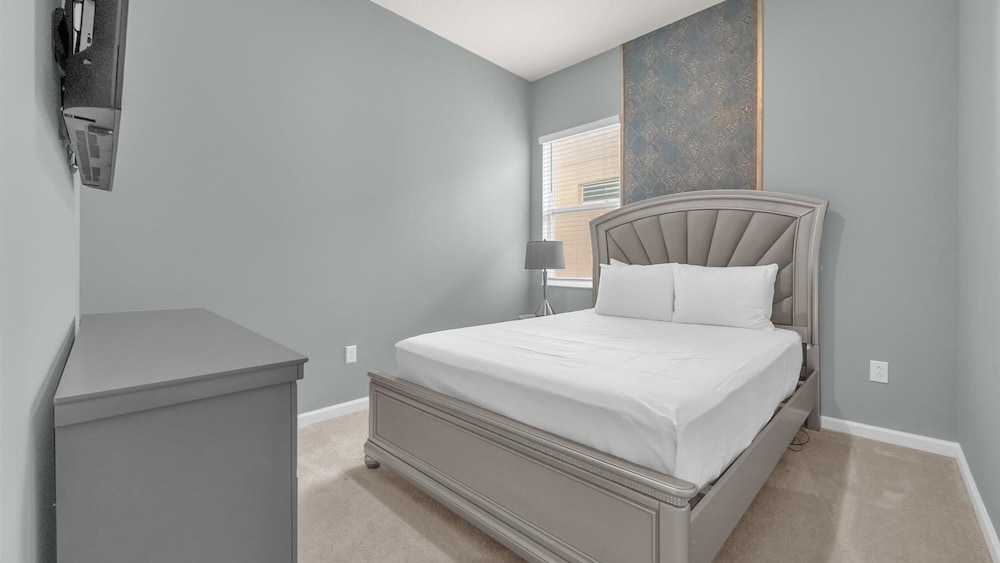 Upstay Spacious Villa w Pool Hot Tub Game Room