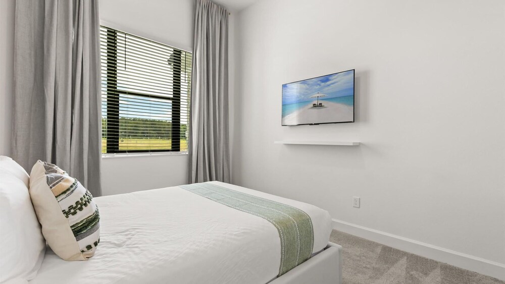 Lakeside Villa With Pool BBQ Cinema Games Room