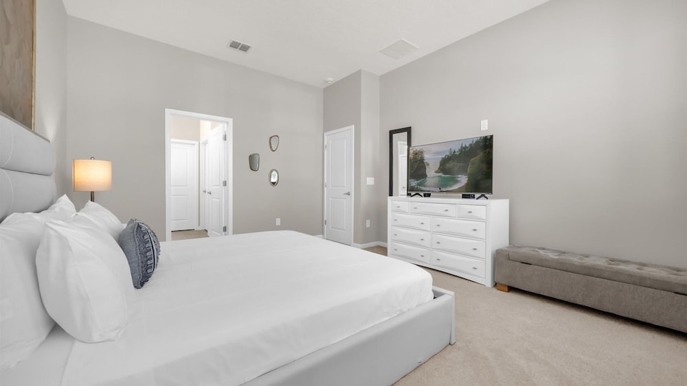 Upstay Spacious Villa w Pool Hot Tub Game Room