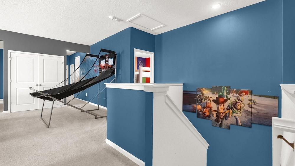 Upstay Spacious Villa w Pool Hot Tub Game Room