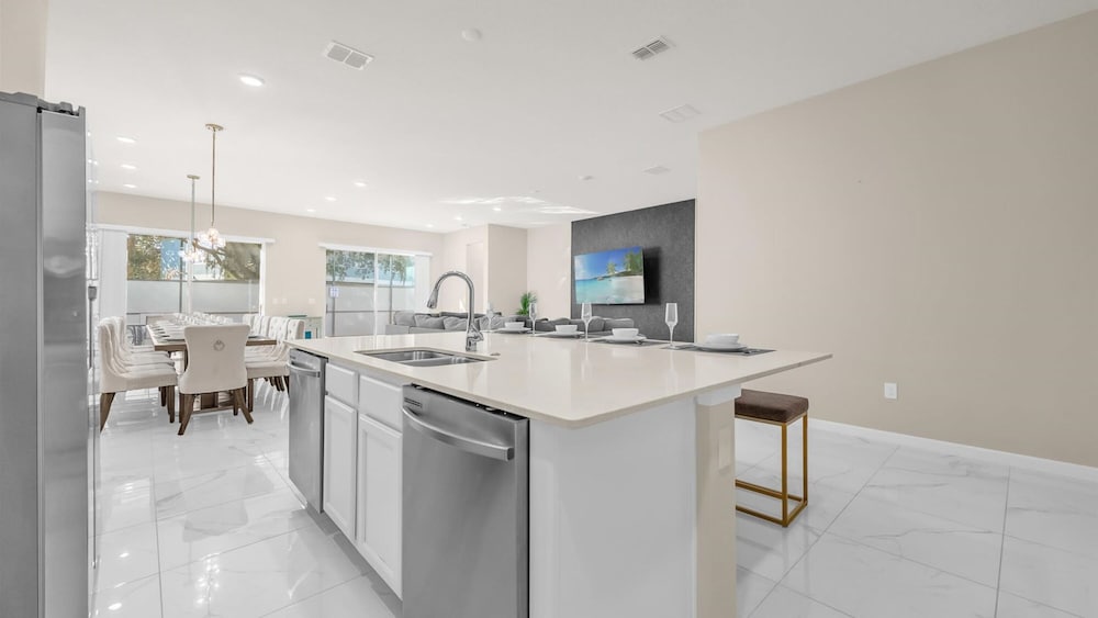 Upstay Spacious Villa w Pool Hot Tub Game Room