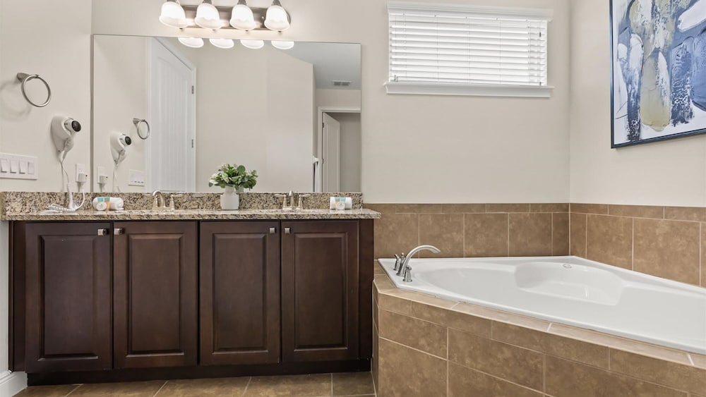 Upstay Spacious 5BR Villa Private Pool and Hot Tub