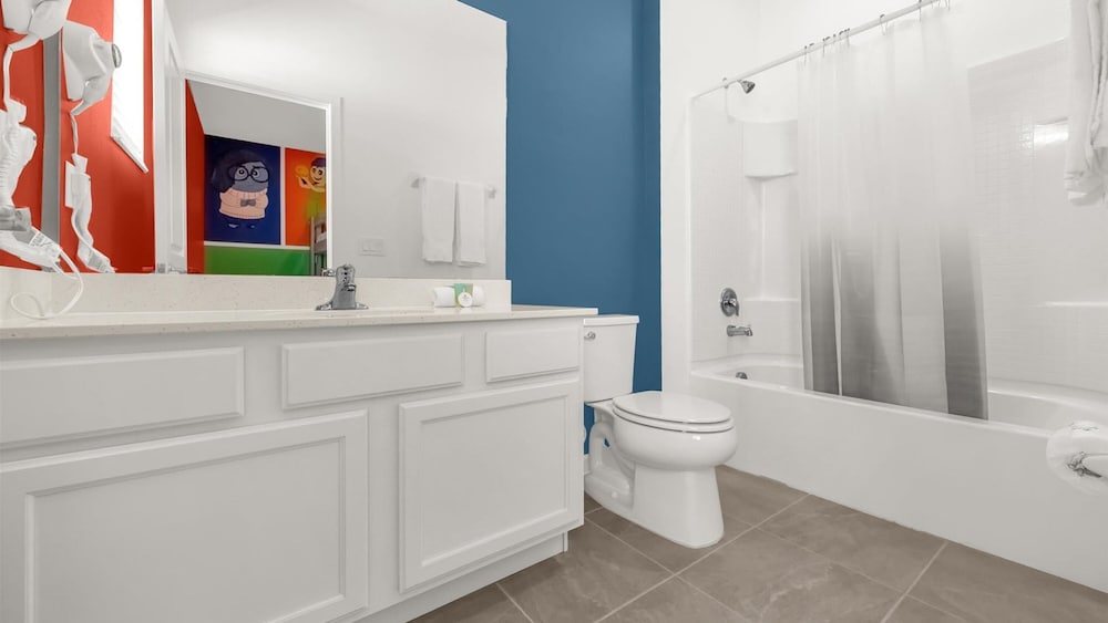 Upstay Spacious Villa w Pool Hot Tub Game Room