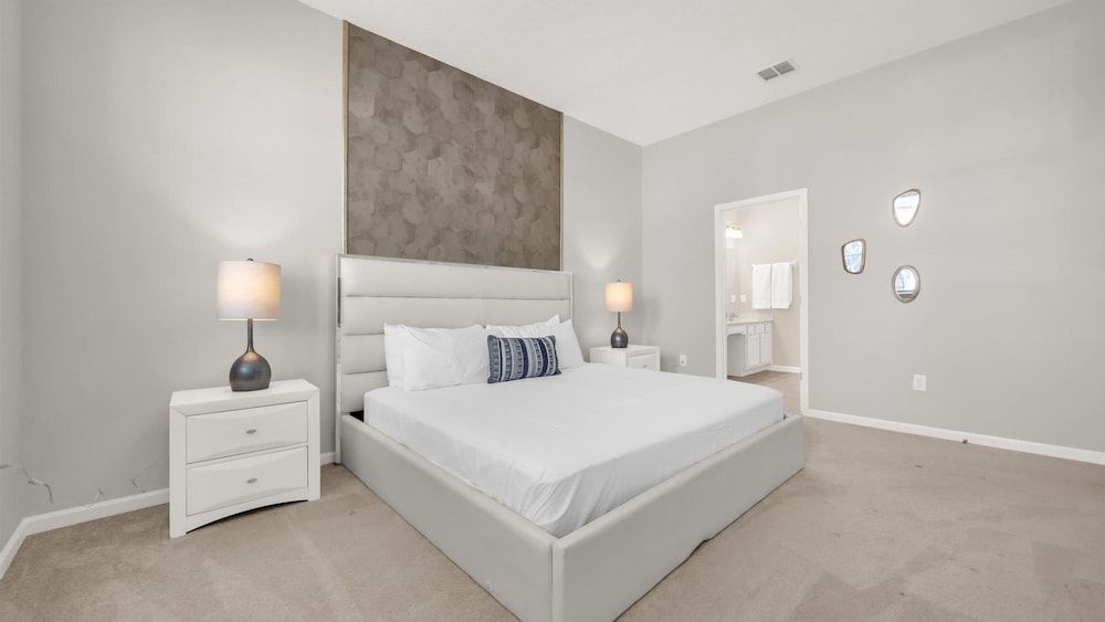 Upstay Spacious Villa w Pool Hot Tub Game Room