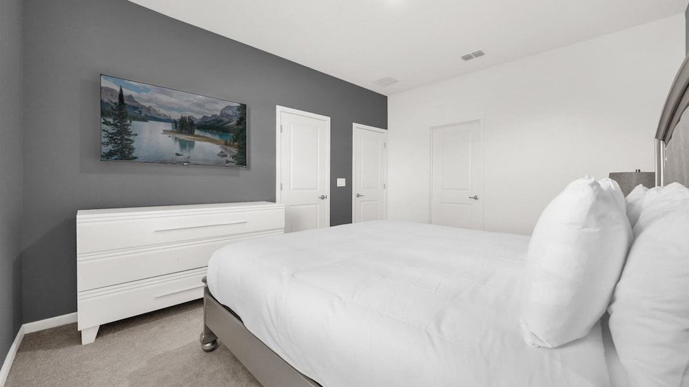 Upstay Spacious Villa w Pool Hot Tub Game Room