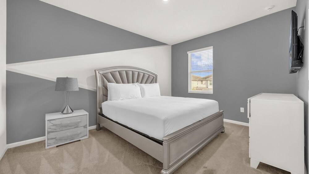 Upstay Spacious Villa w Pool Hot Tub Game Room