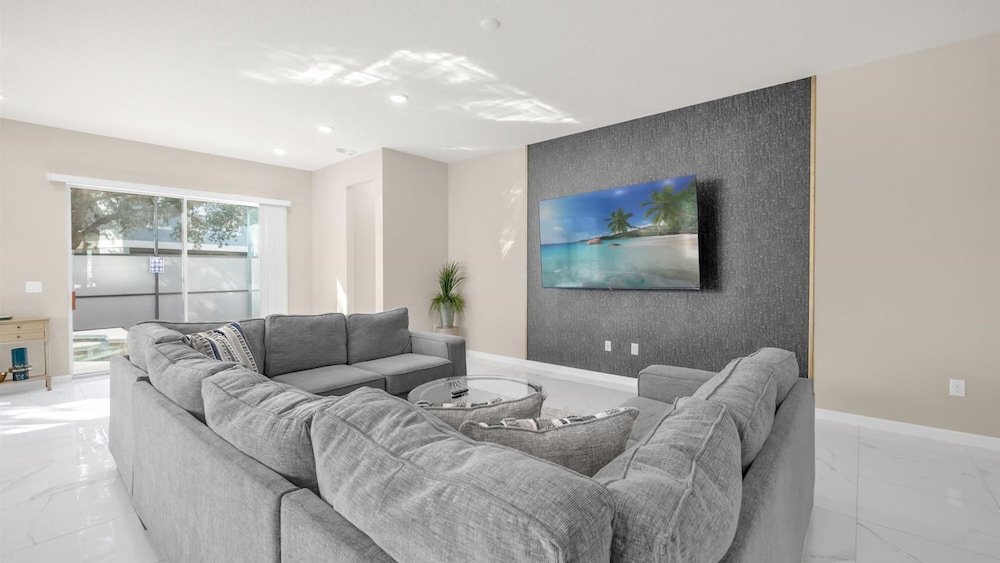 Upstay Spacious Villa w Pool Hot Tub Game Room
