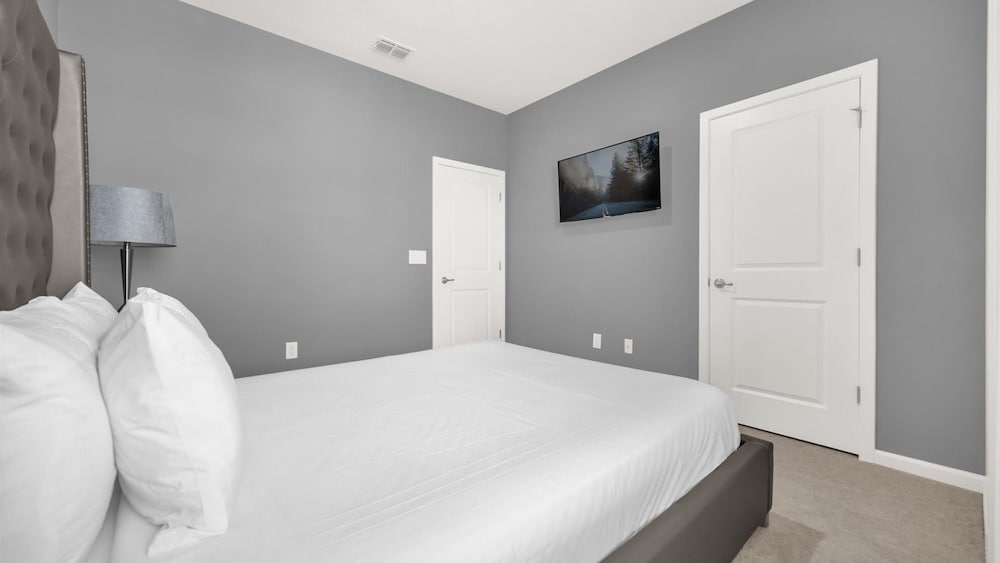 Upstay Spacious Villa w Pool Hot Tub Game Room