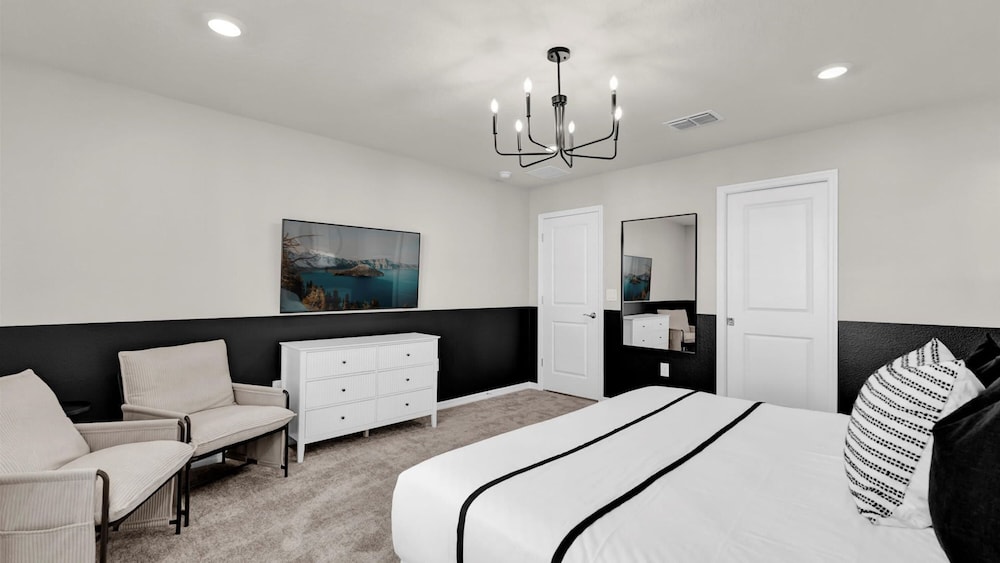 Upstay Family Home w Cinema Pool BBQ Clermont