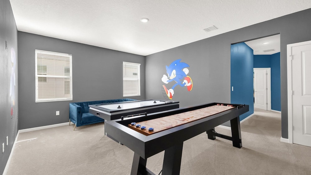 Upstay Spacious Villa w Pool Hot Tub Game Room