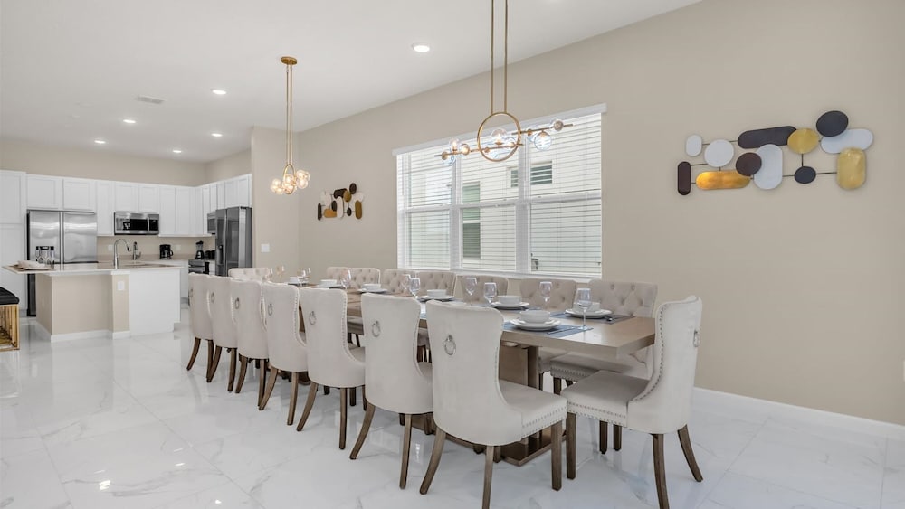 Upstay Spacious Villa w Pool Hot Tub Game Room