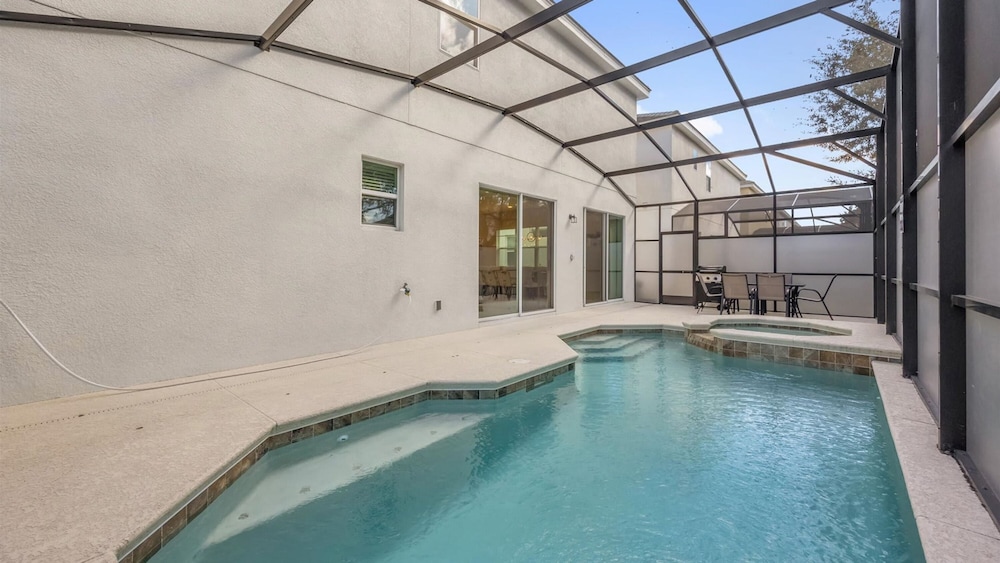 Upstay Spacious Villa w Pool Hot Tub Game Room
