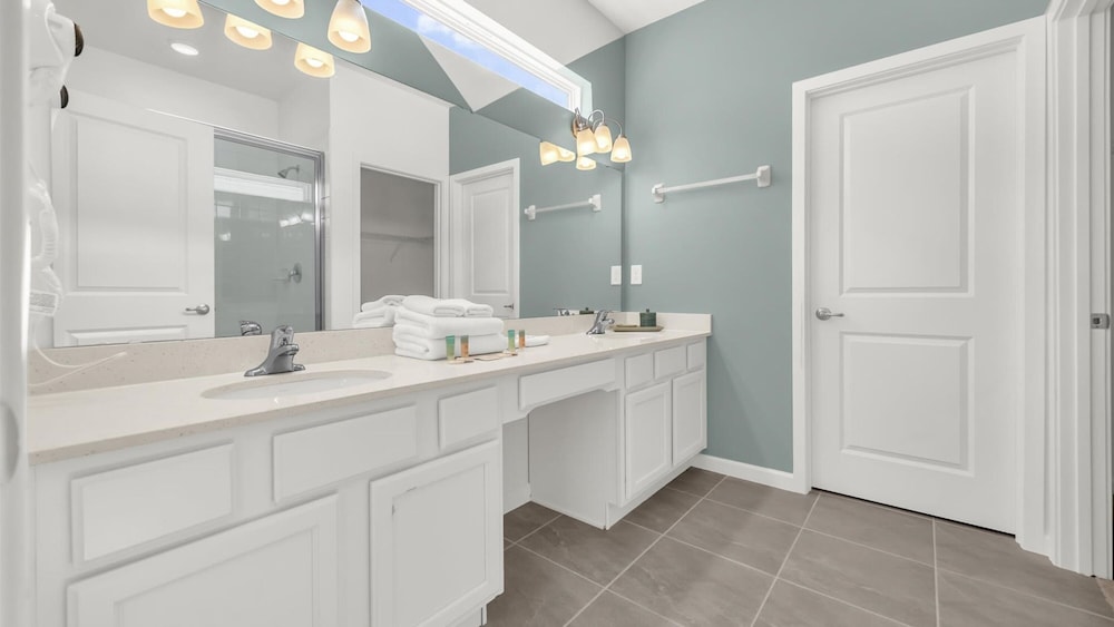 Upstay Spacious Villa w Pool Hot Tub Game Room